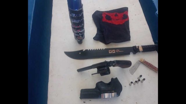 Atirador estava com revólver, duas armas brancas e um objeto semelhante a uma bomba caseira — Foto: Divulgação/Polícia Militar
