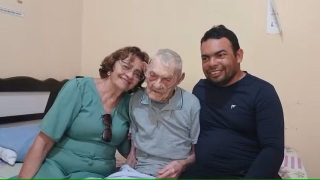 Cearense apontado como homem mais velho do mundo com a família em Apuiarés — Foto: Arquivo familiar