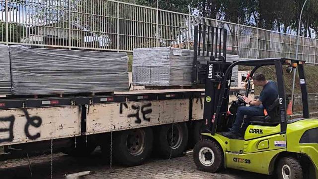 Centenas de casas destelhadas após tornado no bairro Guatupê, em São José dos Pinhais